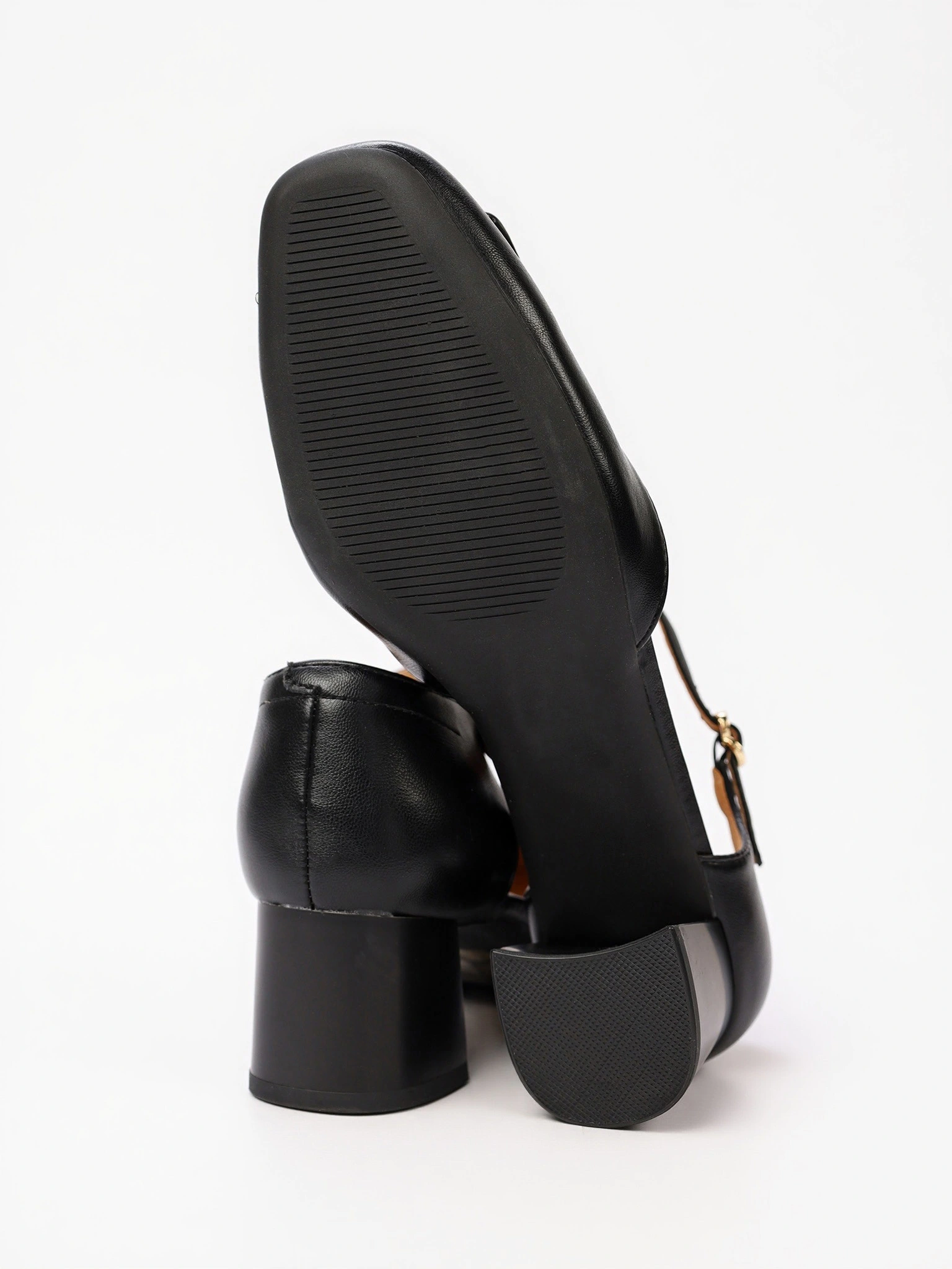 Туфли черного цвета  с ремешком на высоком каблуке